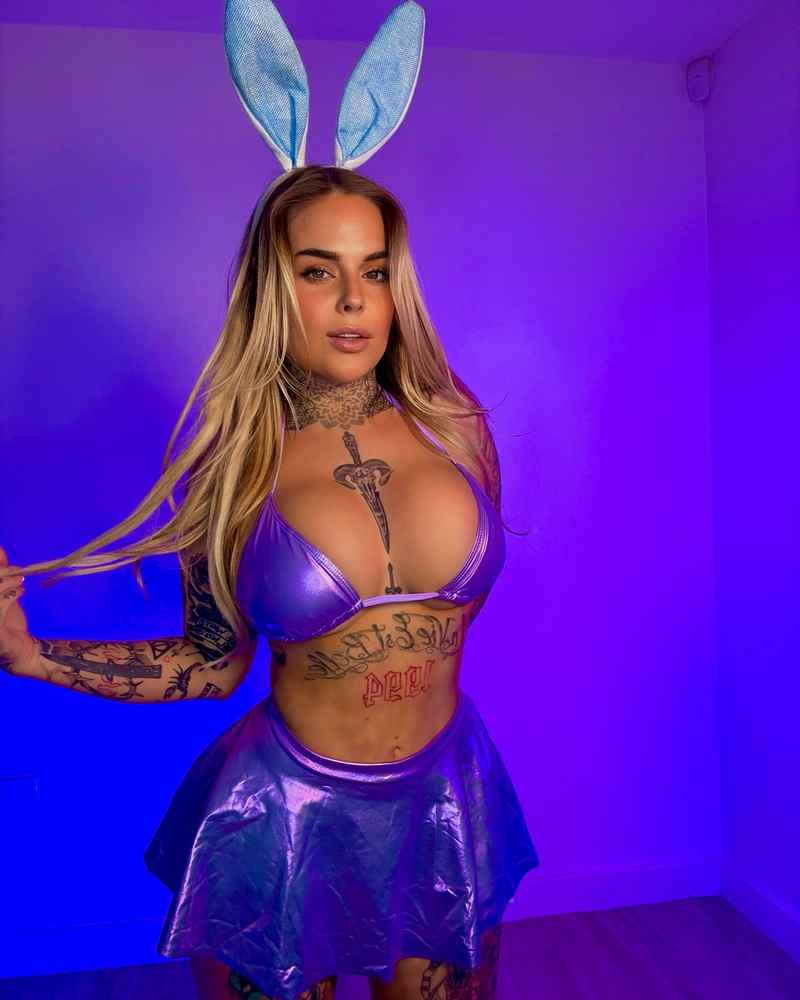 Gia Clarke als heißes Bunny mit sexy Blick