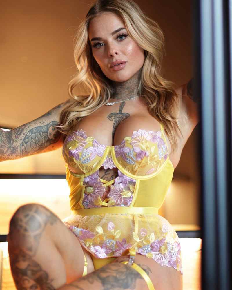 Gia Clarke hat sexy Dessous an und wartet auf euch