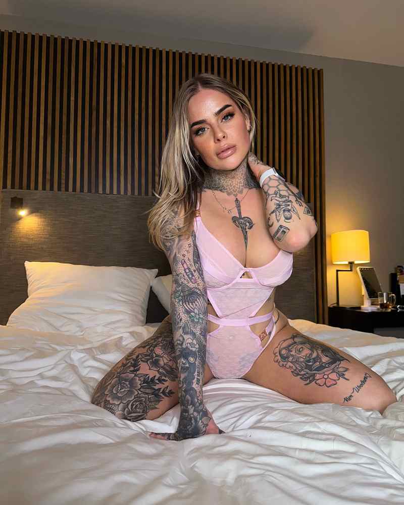 Gia Clarke mega heiß im Bett - sie wartet auf euch