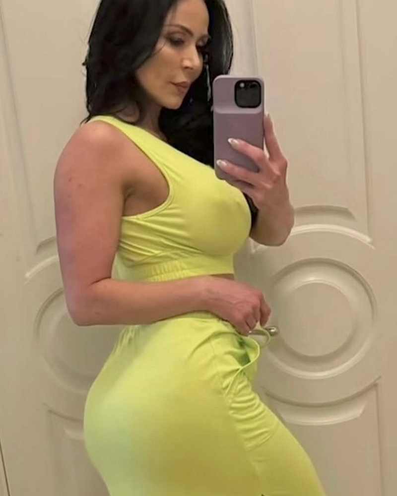 Kendra Lust in gelbem Kostüm sehr sexy