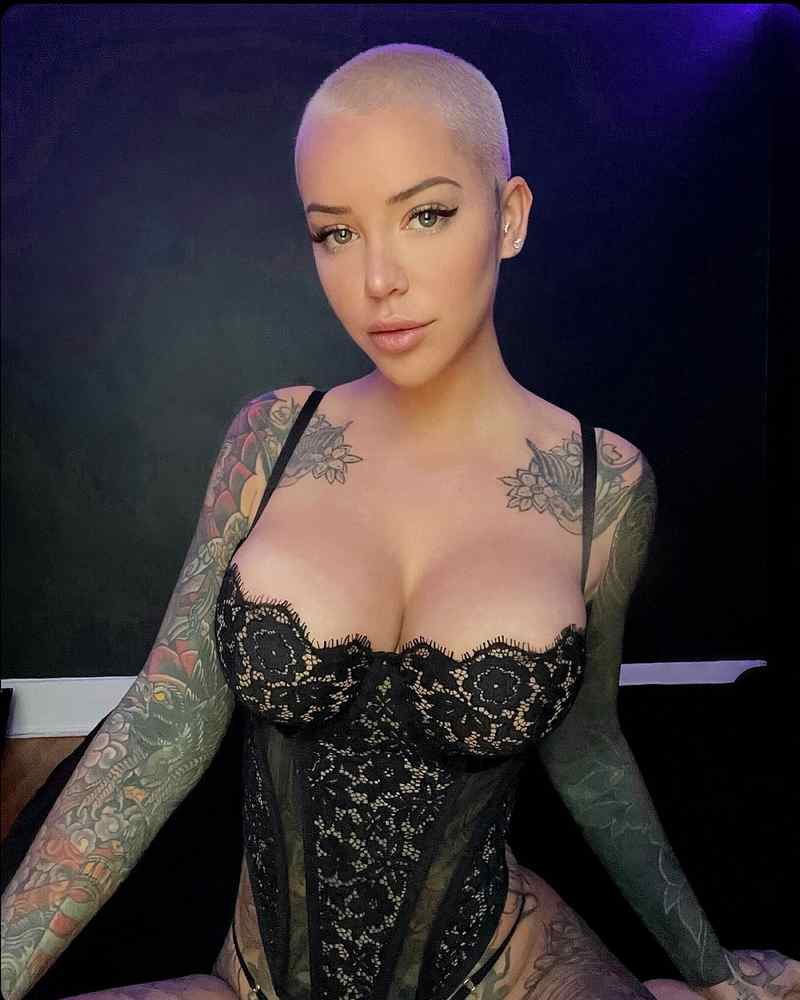 Laurence Bédard als Dessous-Model mit kurzen Haaren - echt heiss