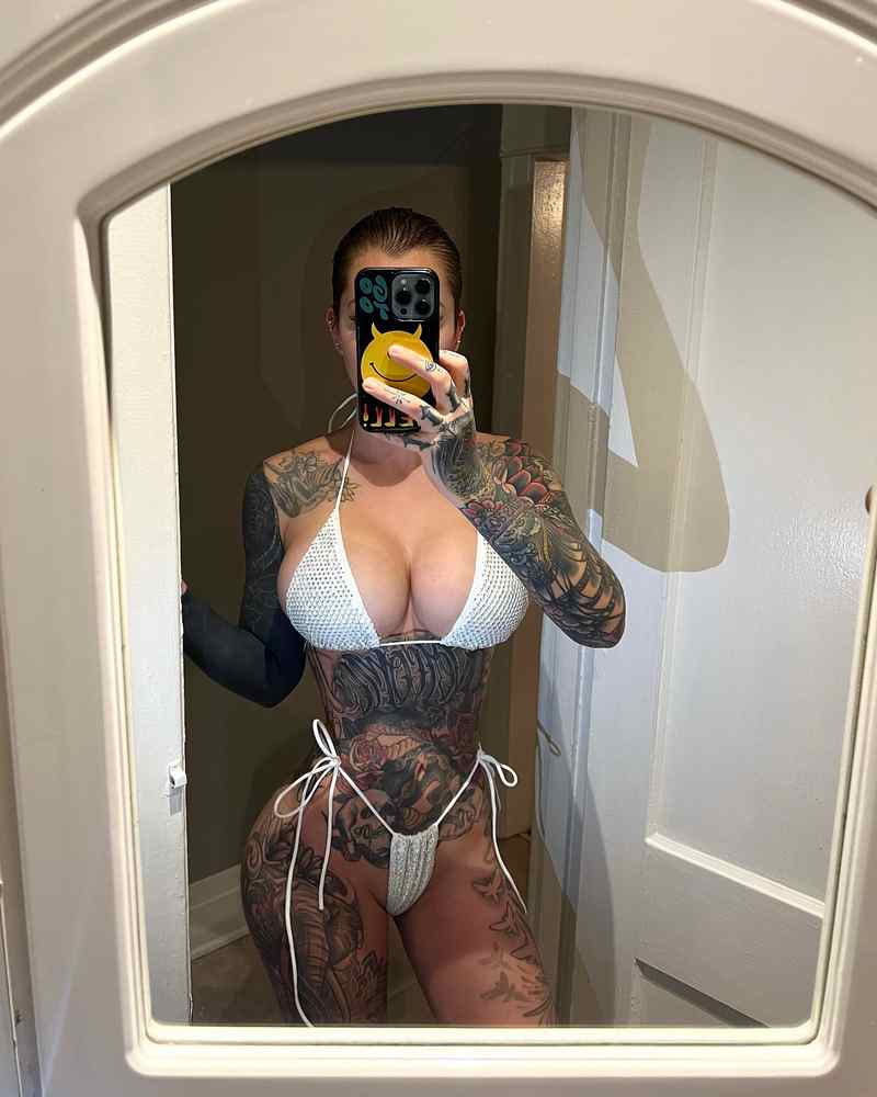 Laurence Bédard macht ein sexy Körper-Selfie mit grossen Brüsten