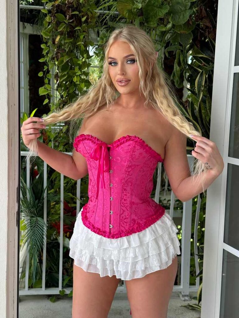 Tiauna Riley mit einer sexy pinken Korsage