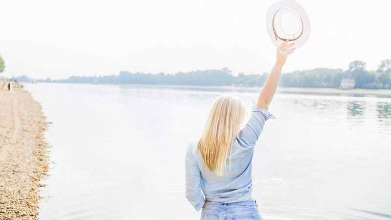 Blondine am Fluss