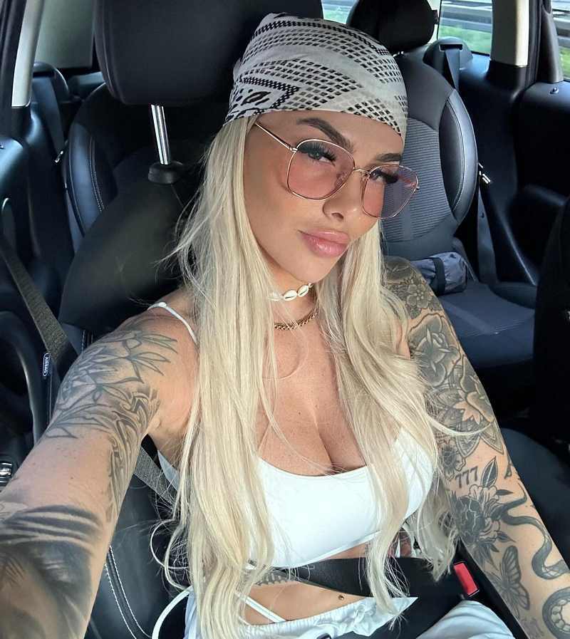 Isabelle Denise als sexy Girl im Auto - sehr enges Top