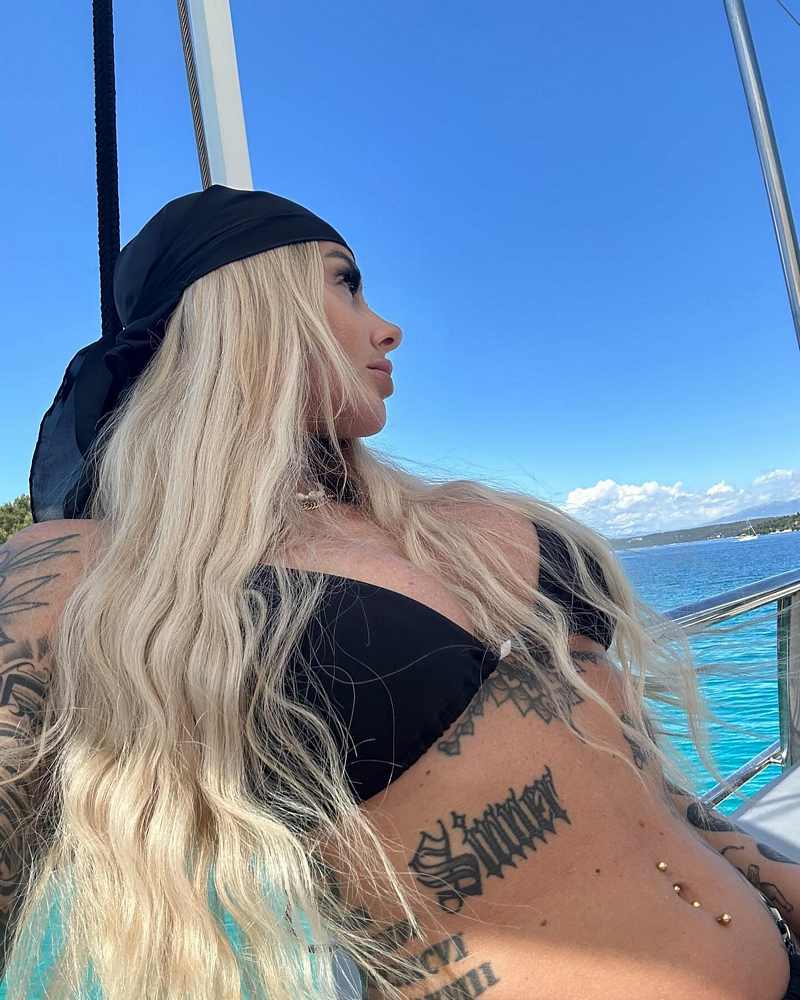 Isabelle Denise hat einen sehr flachen Bauch - sehr sexy