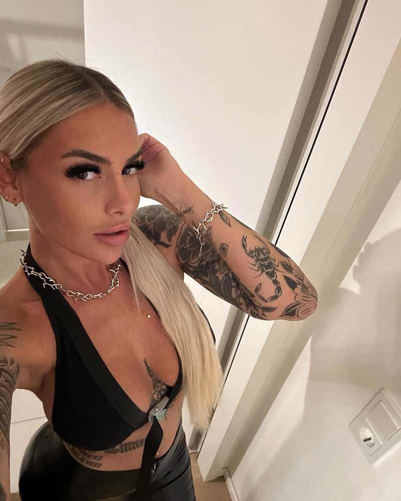 Isabelle Denise hat sich für den Club sexy angezogen