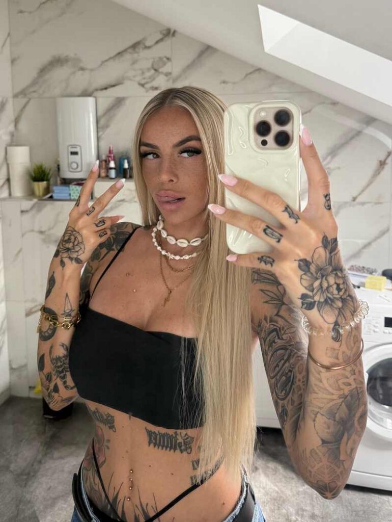 Isabelle Denise macht ein sexy Tattoo-Selfie