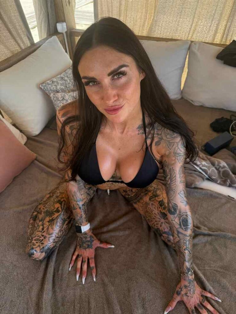 Princess Sabrina kniet im Bett vor euch und möchte alles erleben