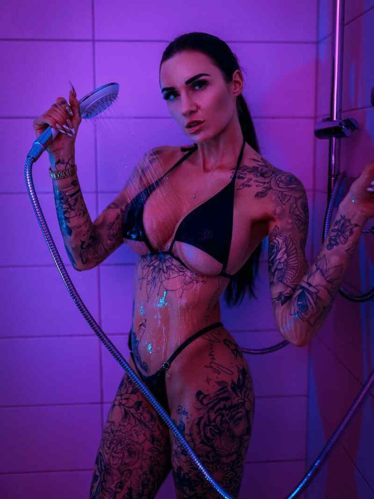 Princess Sabrina sehr sexy unter der Dusche