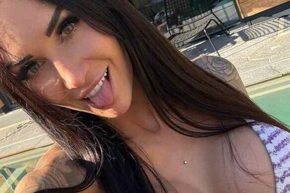 Princess Sabrina streckt die Zunge raus und schaut euch erwartungsvoll an