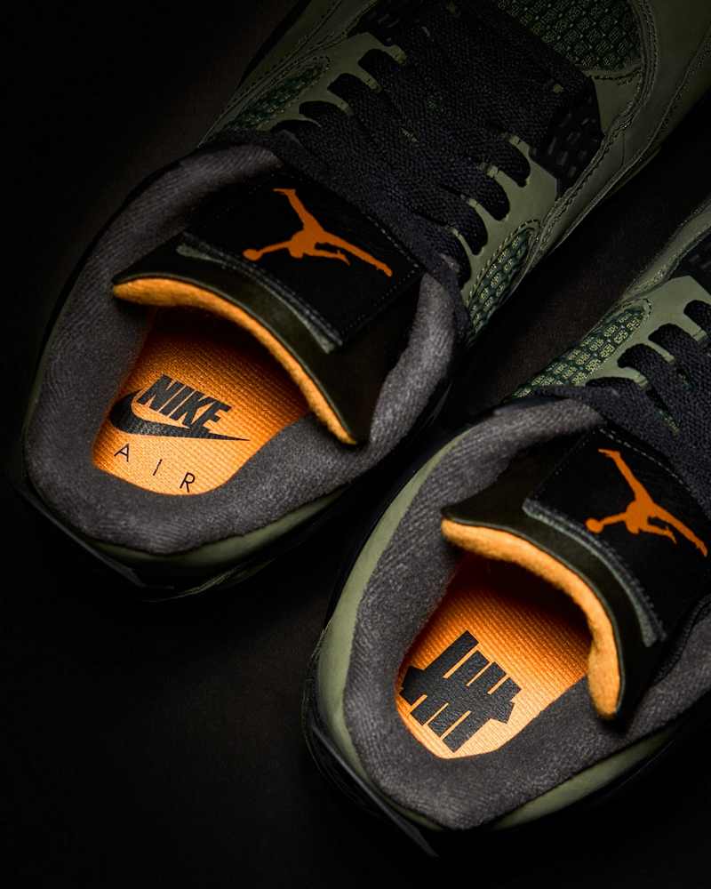 Undefeated x Air Jordan 4 Comeback innen