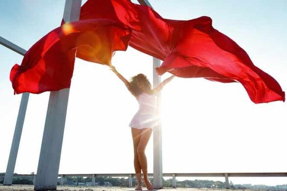Frau mit einer Red Flag beziehungsweise roten Flagge