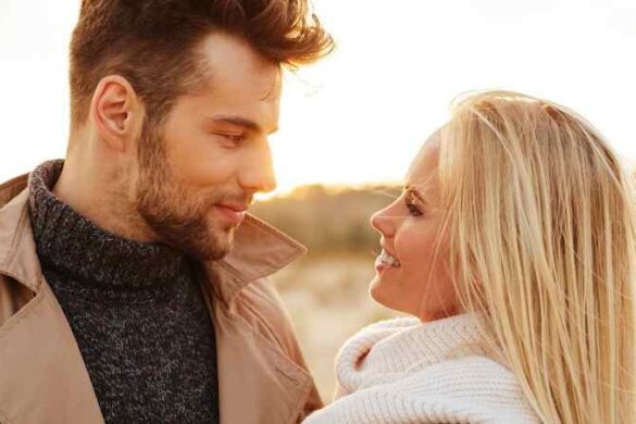 Mann und Frau schauen sich verliebt an