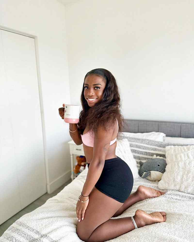 Sachia Vickery erwartet euch mit einer Tasse Kaffee und guter Laune im Bett