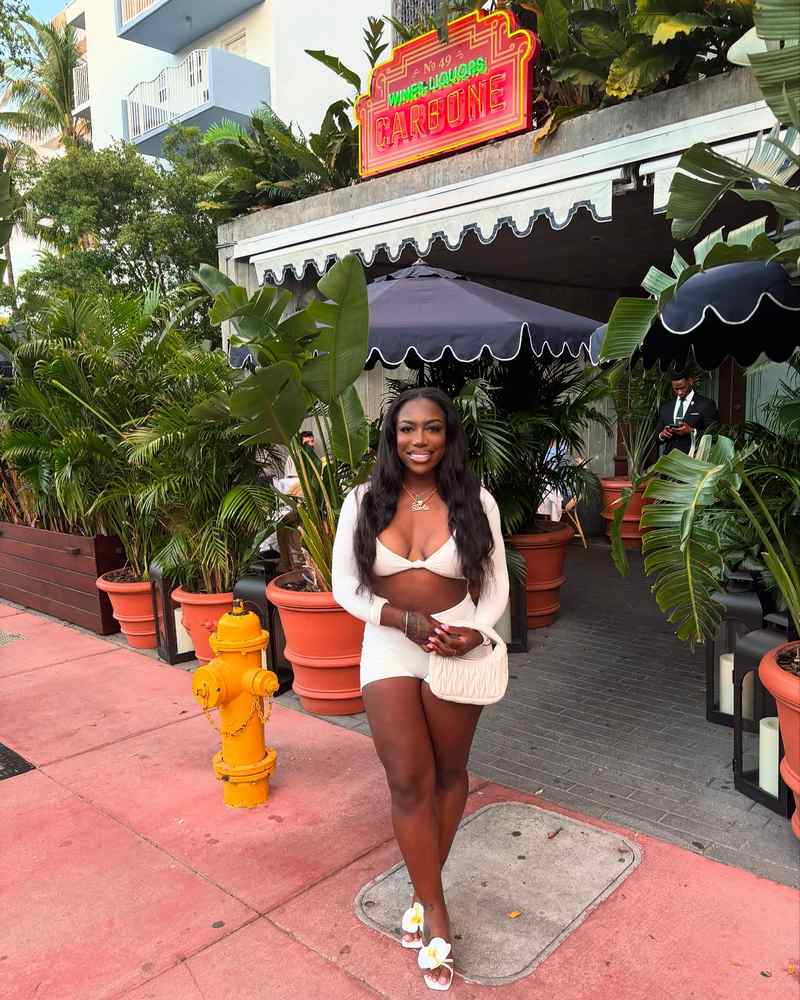 Sachia Vickery geht sexy angezogen ins Restaurant
