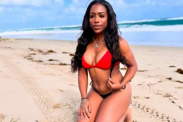 Sachia Vickery heiss am Strand