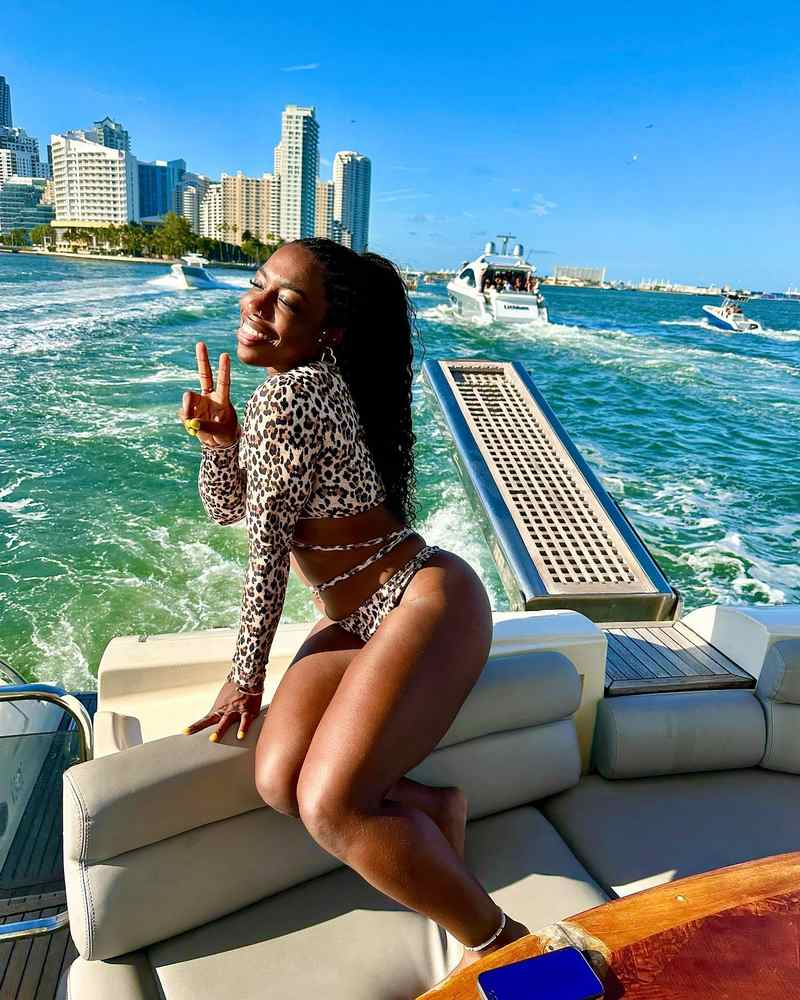 Sachia Vickery ist gut gelaunt und sexy auf dem Boot