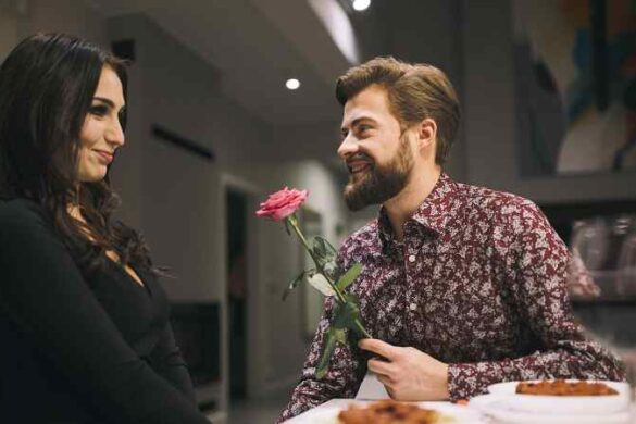 Er gibt ihr eine Rose beim ersten Date