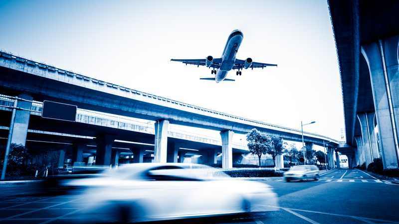 Flugzeug über Straße