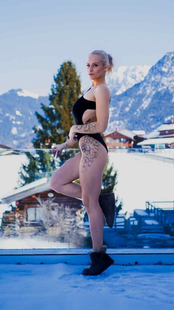 Leonie Splitter fast nackt im Schnee