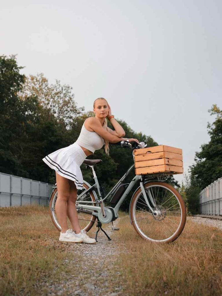Leonie Splitter sehr sexy mit kurzem Rock beim Biken