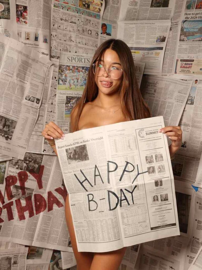 Chloe Parker zeigt sich nackt mit der Zeitung in der Hand