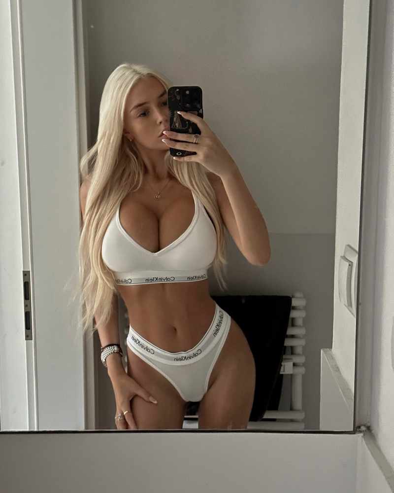 Emma Kanngießer trägt heiße weiße Unterwäsche - ein Männertraum