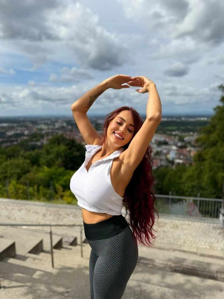 Jasmin Aurora zeigt ihr heißes Yogaoutfit und ihre Nippel