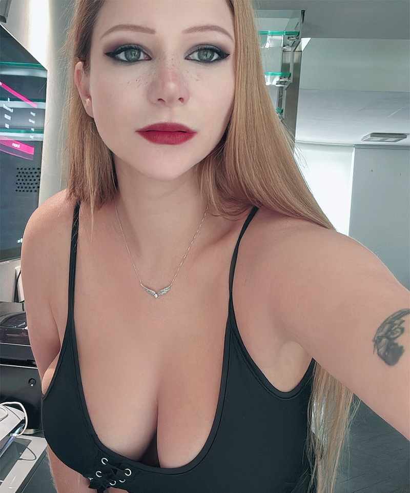 Katerina Soria drückt ihre Brüste in die Kamera