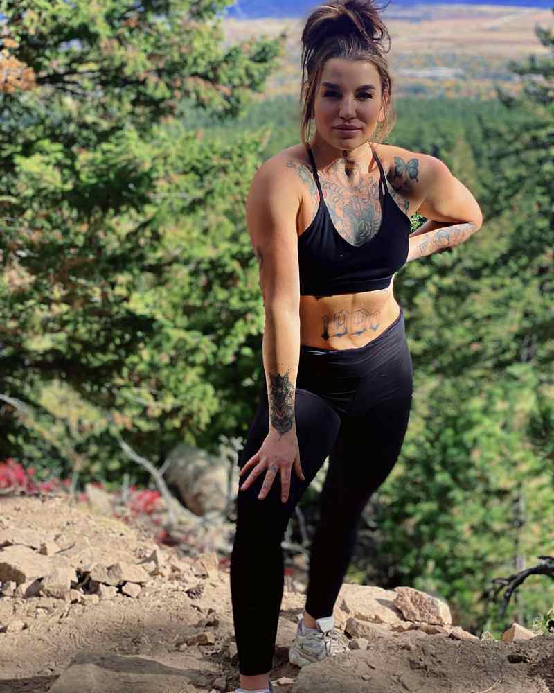 Katharina Lehner in engen Leggings und bauchfrei