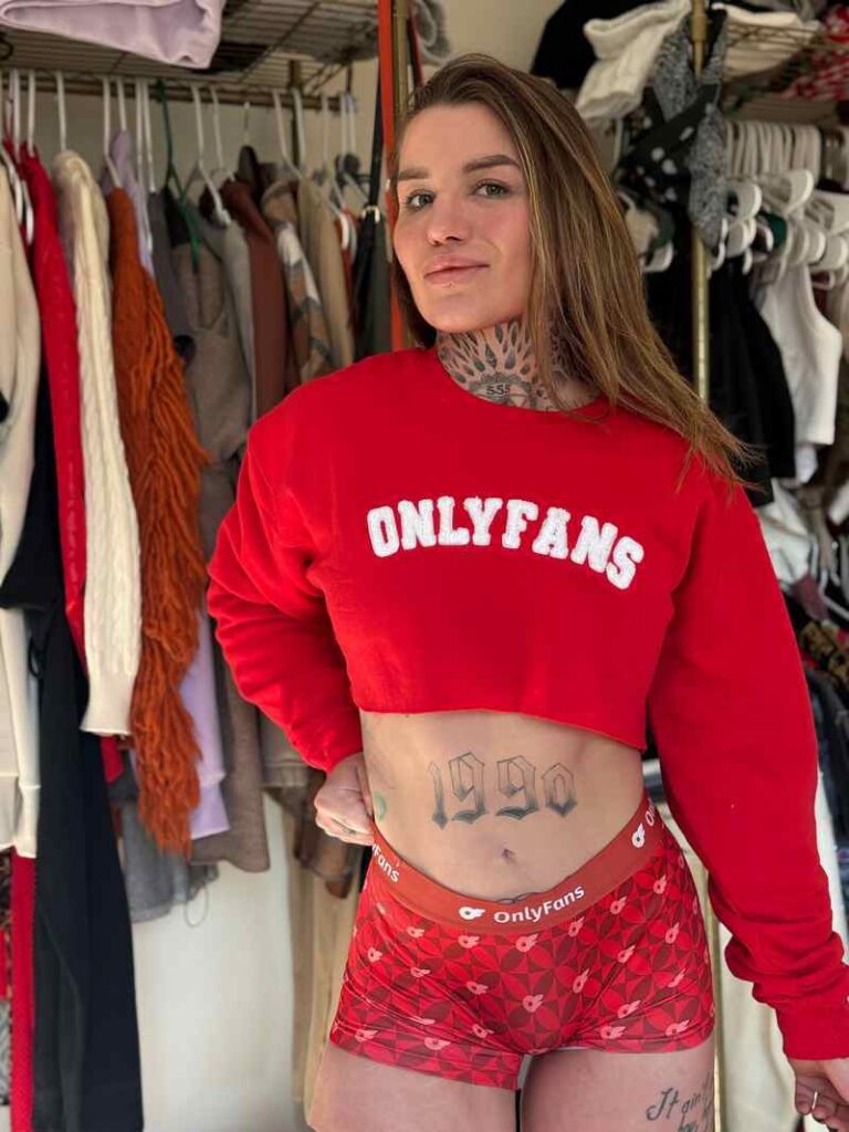 Katharina Lehner mit ihrem durchtrainierten Körper im OnlyFans-Pullover