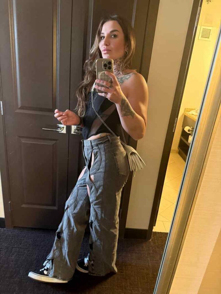 Katharina Lehner sehr legere im Alltagsoutfit