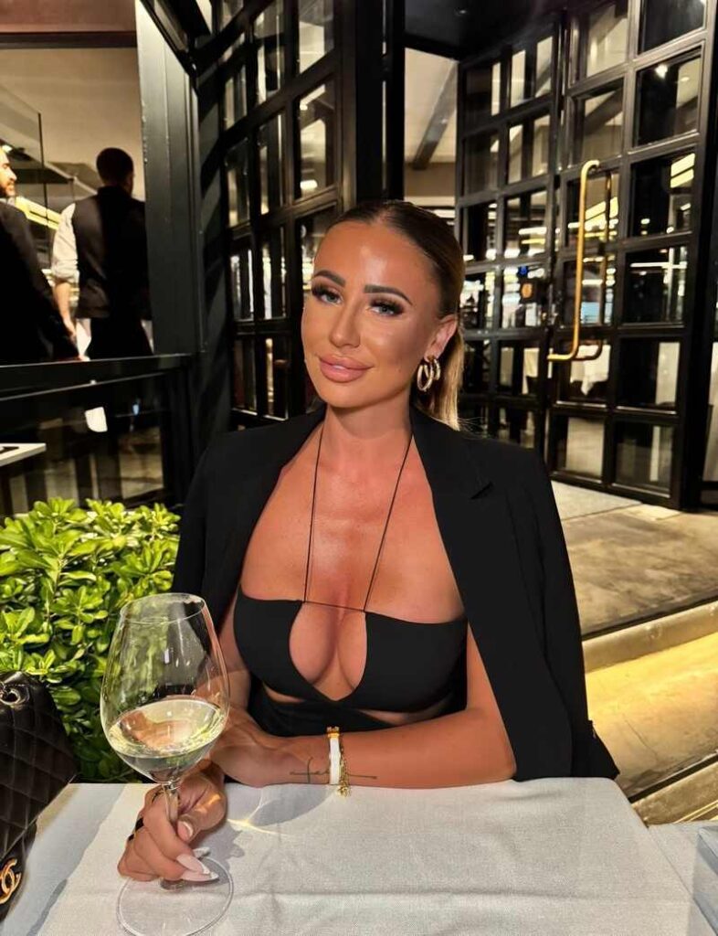 Nadja Großmann fallen beim Dinner fast die Brüste raus