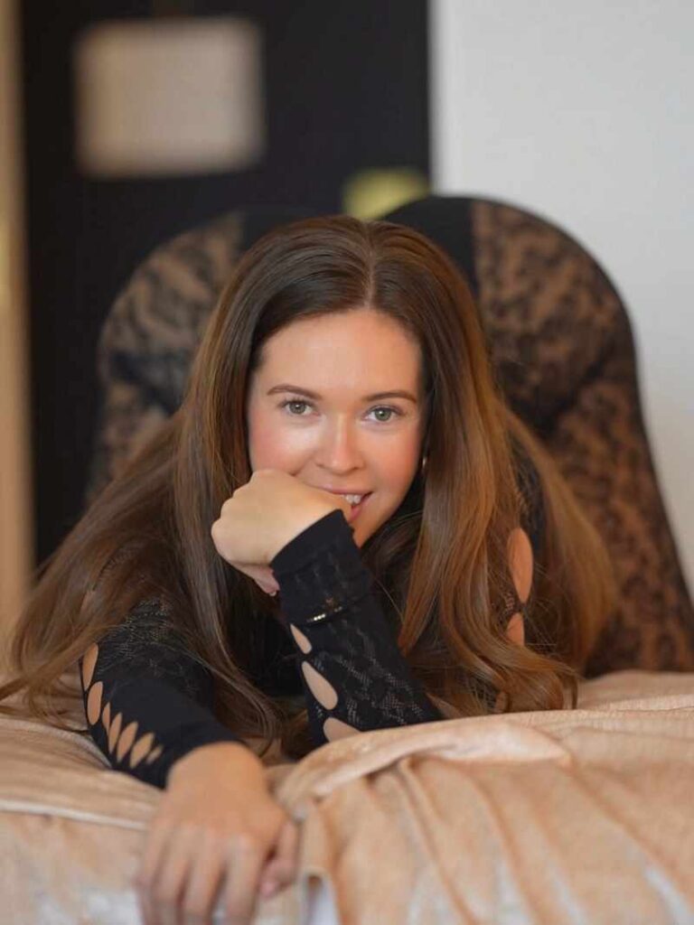 Rose Hart träumt von jemandem der hinter ihr steht