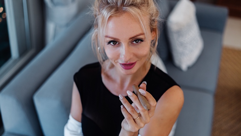 Sexy Frau raucht Zigarre