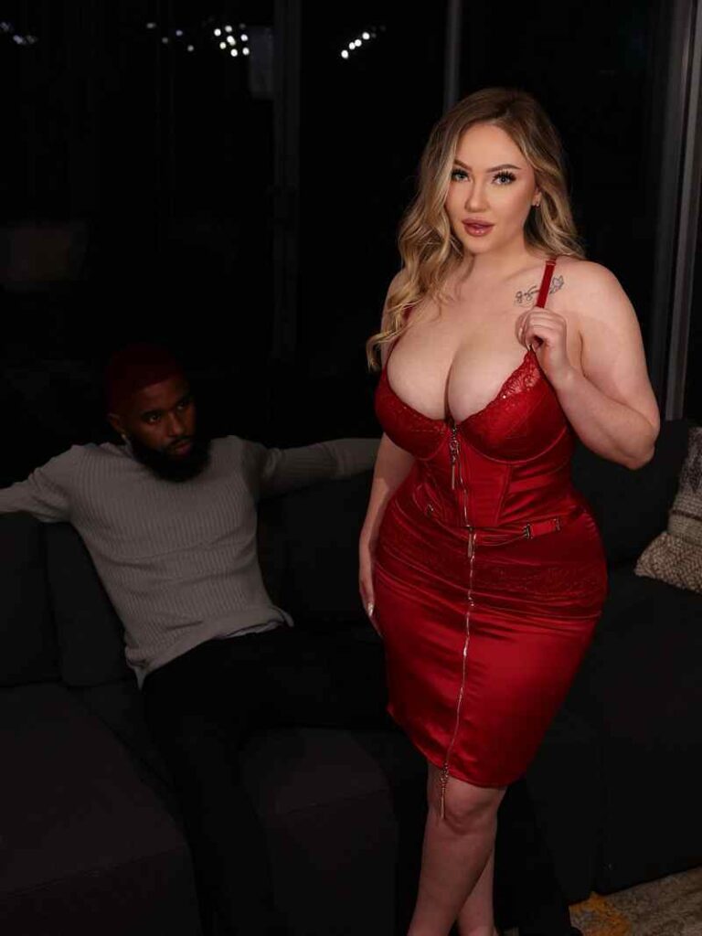 Aria Six hat sich ein sexy rotes angezogen und zeigt ihre großen Dinger