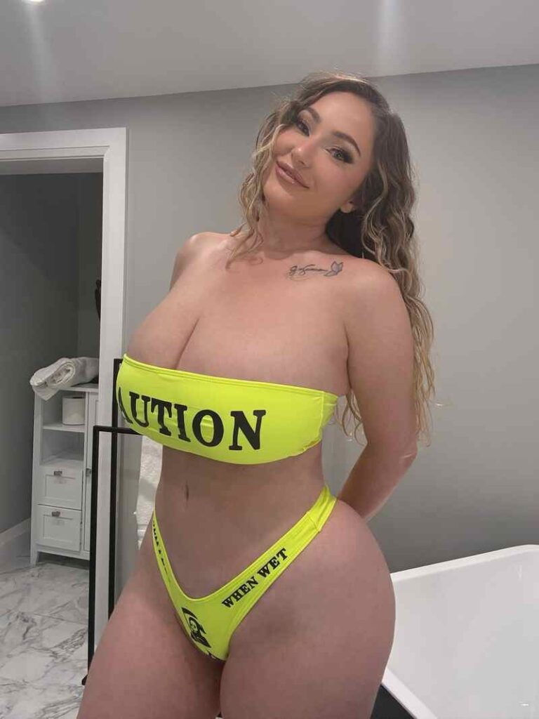 Aria Six hat sich einen Bikini mit wenig Stoff angezogen - verdammt viel Haut