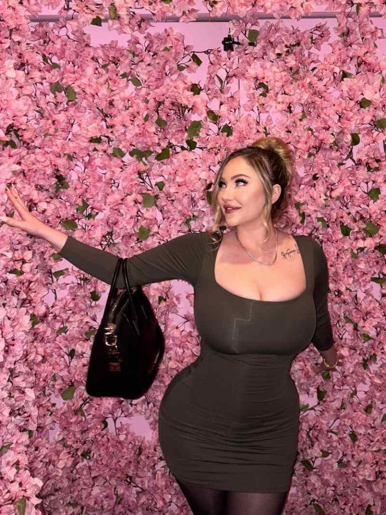 Aria Six im engen Kleid und sexy Kurven