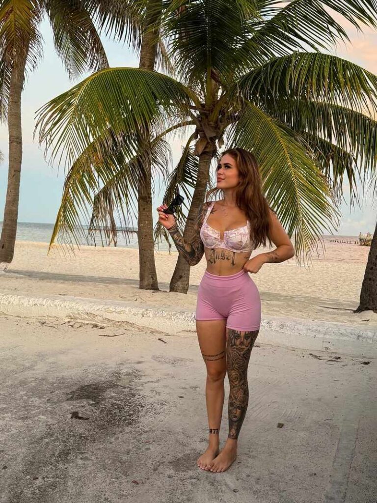 Chalina in Leggings unter Palmen