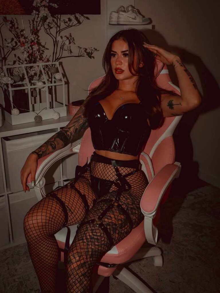 Chalina in sexy Lederkorsage mit Netzstrümpfen - wow