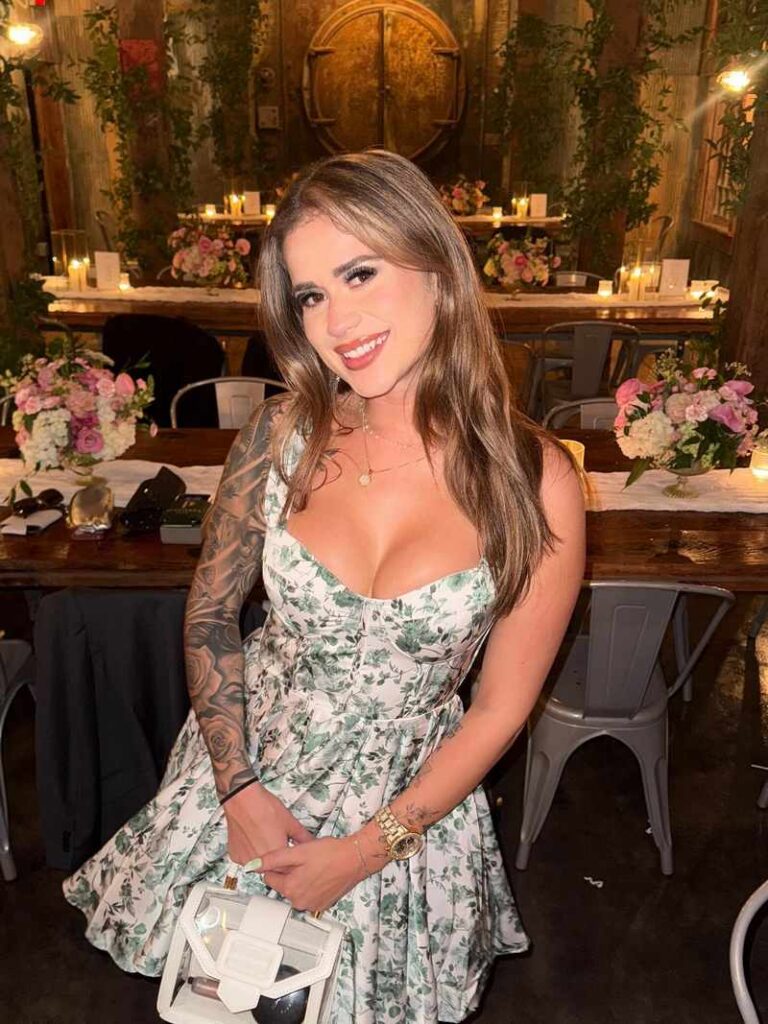 Chalina mit Sommerkleidchen und sexy Lächeln