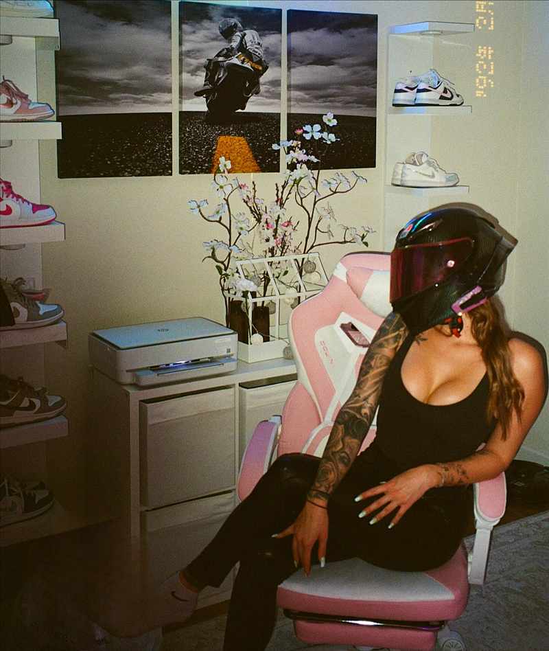 Chalina sexy Körper mit Helm