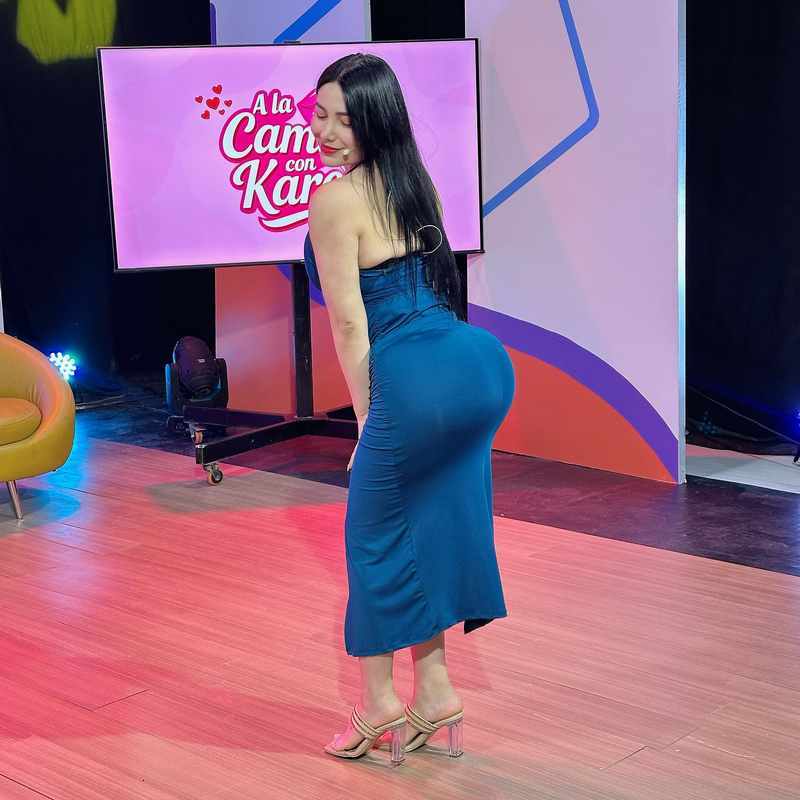 Karen Paniagua präsentiert in einer Spielshow ihren sexy Po