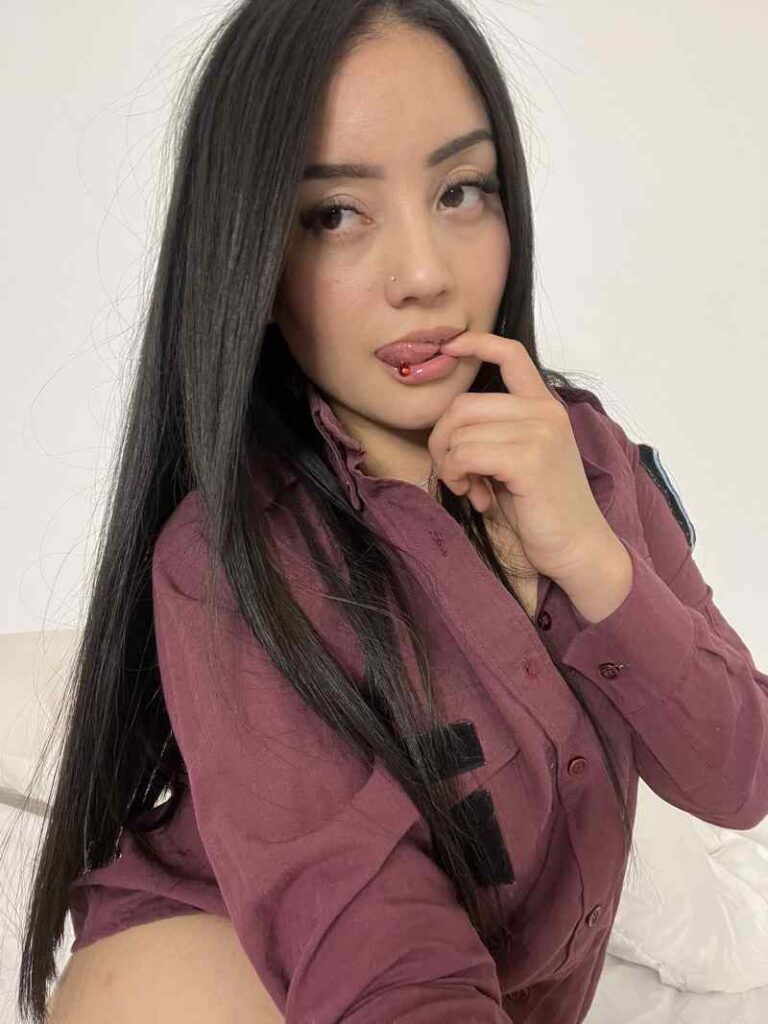 Nicole Veron leckt sich die Lippe