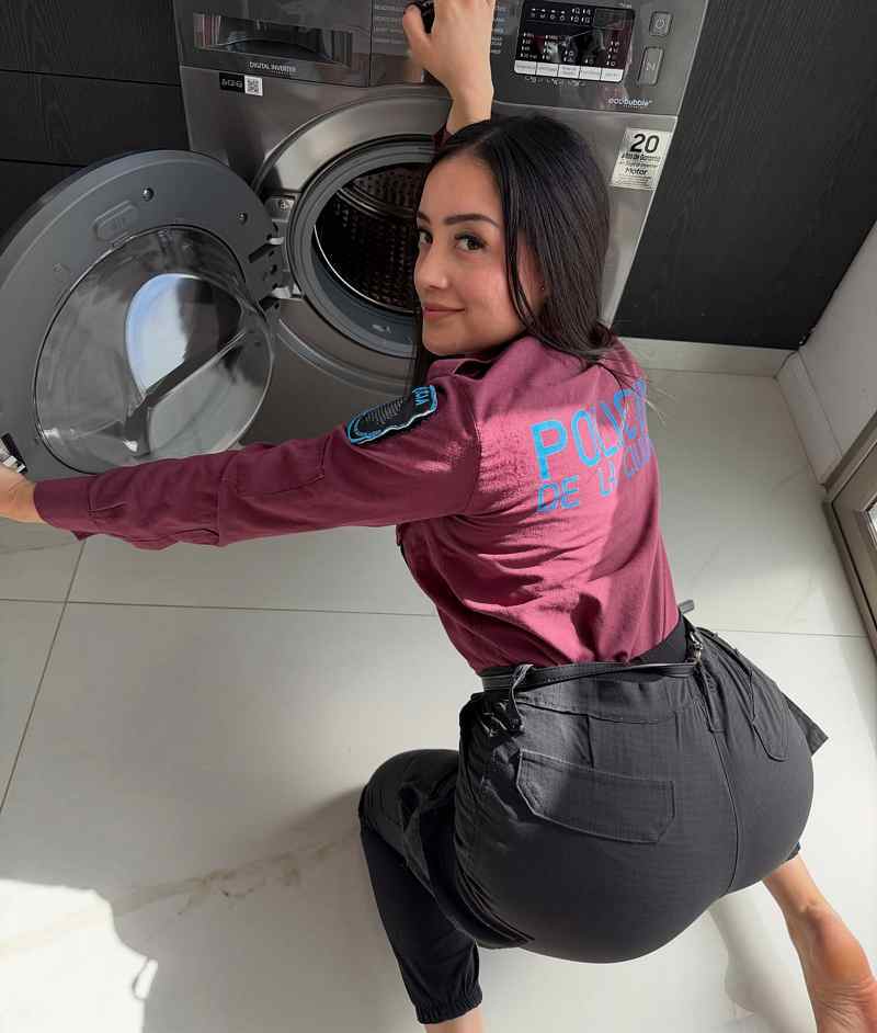 Nicole Veron räumt in Uniform die Wäsche ein