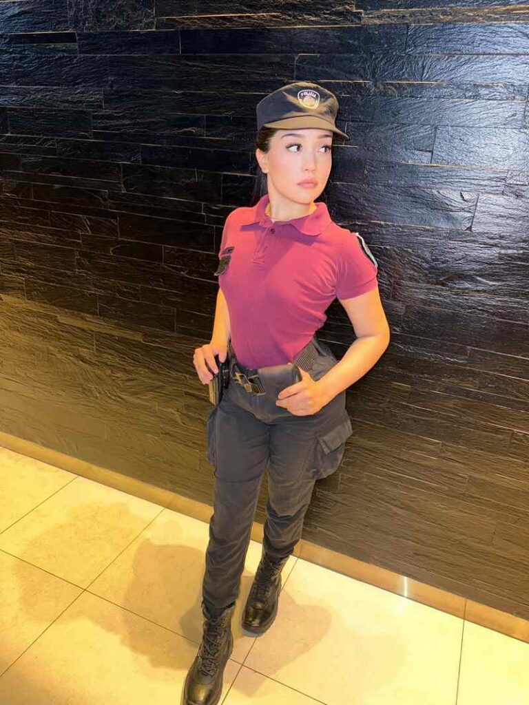 Nicole Veron sehr sexy in Uniform