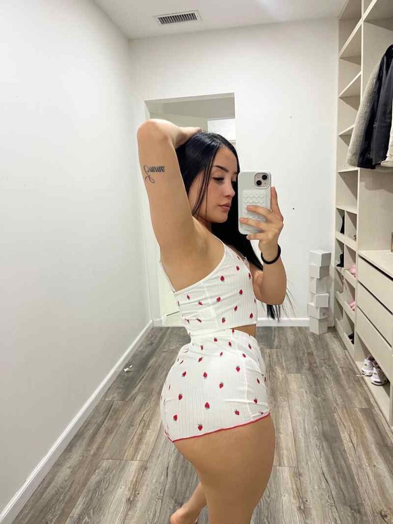 Nicole Veron zeigt ihren sexy Po in besonderem Pyjama