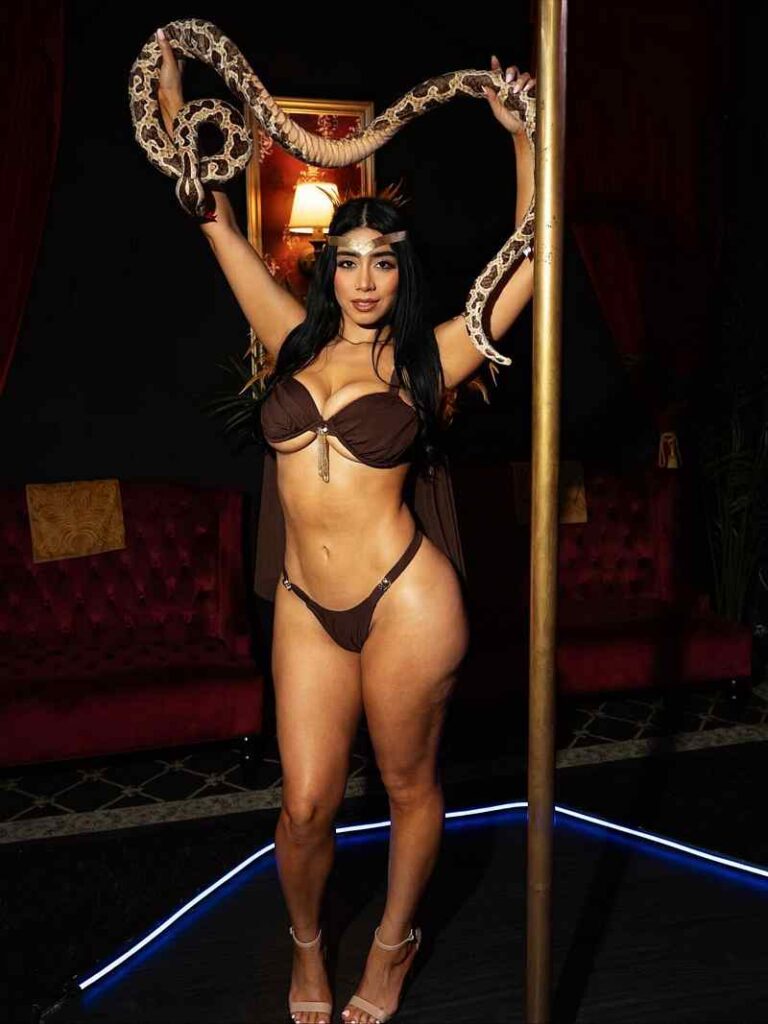 Violet Myers hat sich als sexy Salma Hayek verkleidet