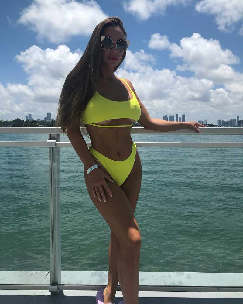 Abigail Mac posiert im gelben, sexy Bikini